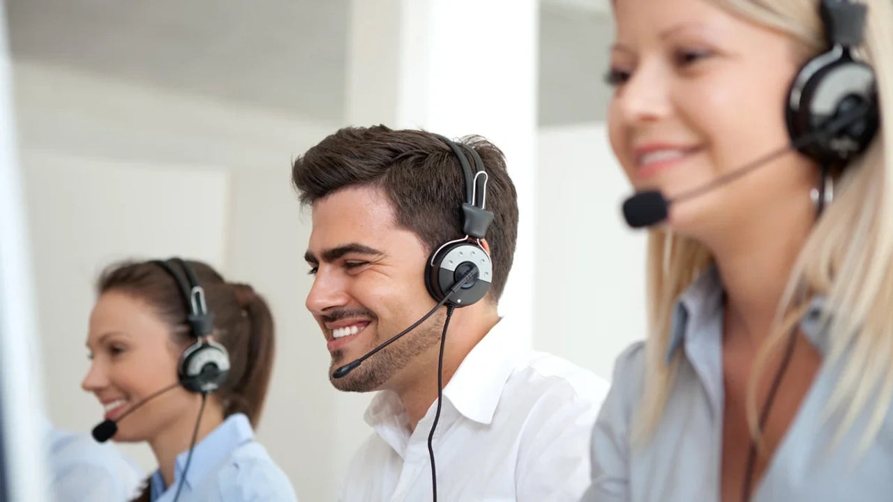 Dame erhält Anruf von Escort Agentur